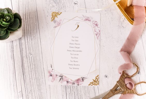 Placa de Mesa de Casamento, idealizado e produzido pela Ideia Genial, especialista em convites de casamento personalizados e datas especiais.