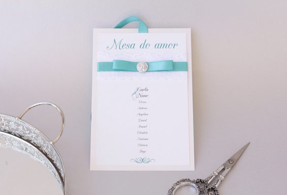 Placa Mesa de Casamento, idealizado e produzido pela Ideia Genial, especialista em convites de casamento personalizados e datas especiais.
