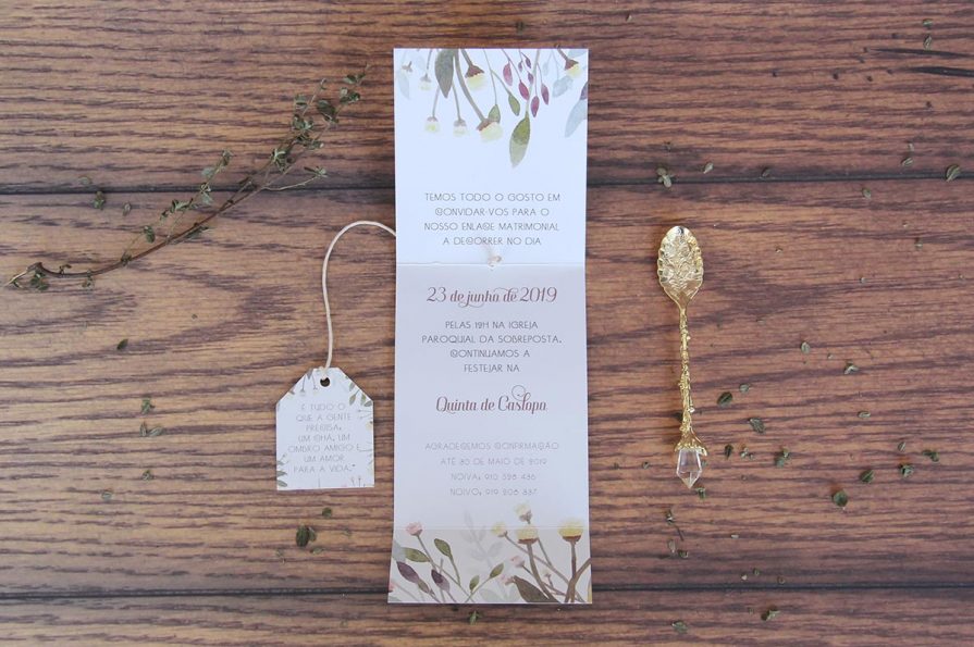 Convite de Casamento original em forma de Saqueta de Chá, idealizado e produzido pela Ideia Genial, especialista em convites de casamento personalizados e datas especiais.