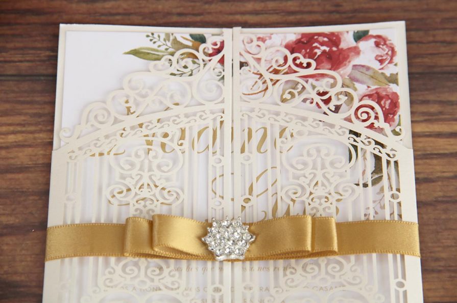 Convite de Casamento original em forma de Portão antigo, idealizado e produzido pela Ideia Genial, especialista em convites de casamento personalizados e datas especiais.
