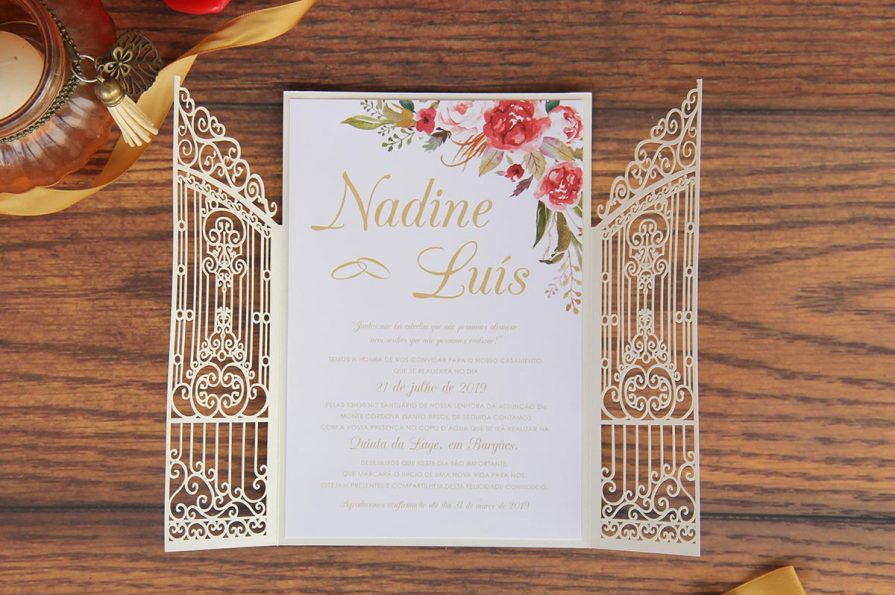 Convite de Casamento original em forma de Portão antigo, idealizado e produzido pela Ideia Genial, especialista em convites de casamento personalizados e datas especiais.