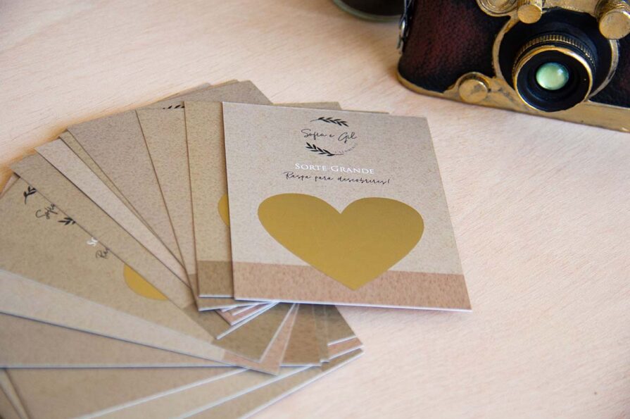 Criamos estas raspadinhas personalizadas, somos especialista em convites de casamento personalizados e datas especiais.