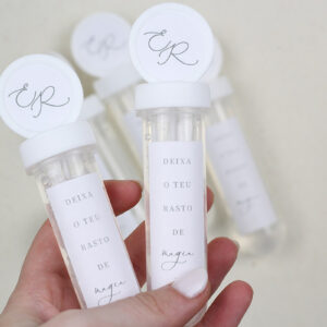 bolinhas de sabão casamento, em tubo transparente com autocolante impresso.