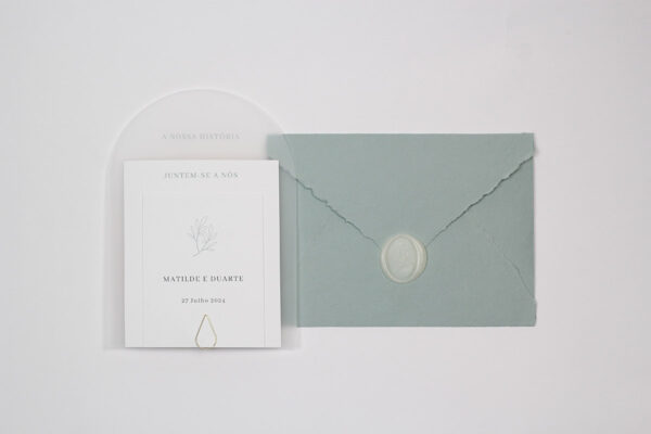 Convite Casamento Verde e Branco, come envelope em papel artesanal e fecho com lacre. No interior contém vários cartões presos por clip dourado.