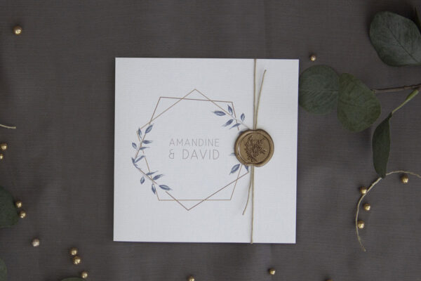 Convite casamento rústico quadrado Hawaiian Gardens, tem o cartão em papel com textura, lacre de cera dourada standard