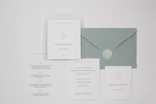 Convite Casamento Verde e Branco, come envelope em papel artesanal e fecho com lacre. No interior contém vários cartões presos por clip dourado.