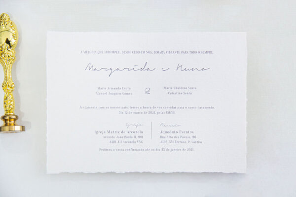 Convite casamento transparente e elegante Maywood contém cartão com borda barbeada e design minimalista. Lettering preto.
