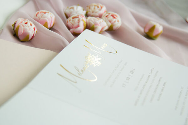 Convite de Casamento Elegante Bremerton com monograma em foilstamping dourado e delicados florais decorativos
