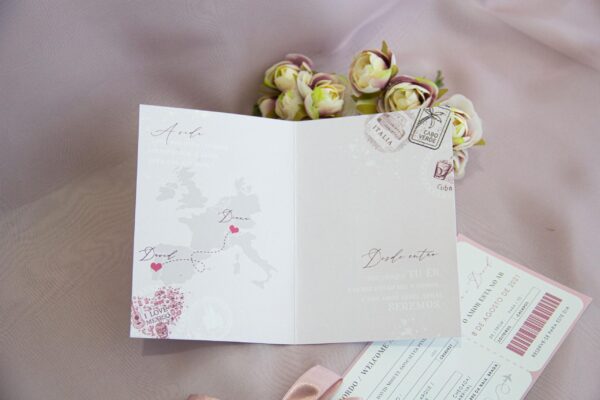 Convite de casamento tema viagens Cashmere apresenta fita rosa, tag, capa com foil rosegold e ainda cartão bilhete de avião