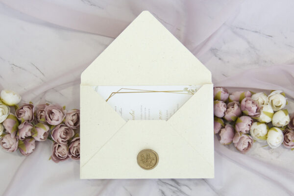 Convite de casamento flores Madera inclui envelope em papel reciclado, cartão em papel liso, lacre dourado com símbolo de três folhas