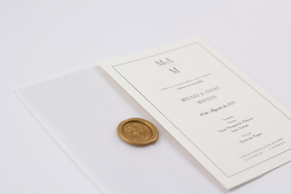 convite de casamento elegante Bothell composto por cartão em papel liso, capa em papel translúcido e lacre dourado