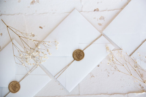 Convite de casamento rústico romântico Aberdeen com envelope tradicional, forro personalizado e fecho com lacre de cera com iniciais e cordel. Inclui ainda cartão no interior.
