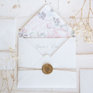 Convite de casamento rústico romântico Aberdeen com envelope tradicional, forro personalizado e fecho com lacre de cera com iniciais e cordel. Inclui ainda cartão no interior.