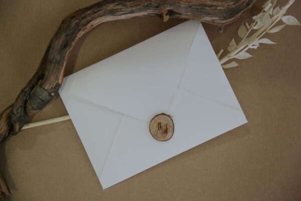 Convite de casamento rústico Hartline contém envelope branco texturado, rodela de madeira personalizada e cartão branco com boa gramagem