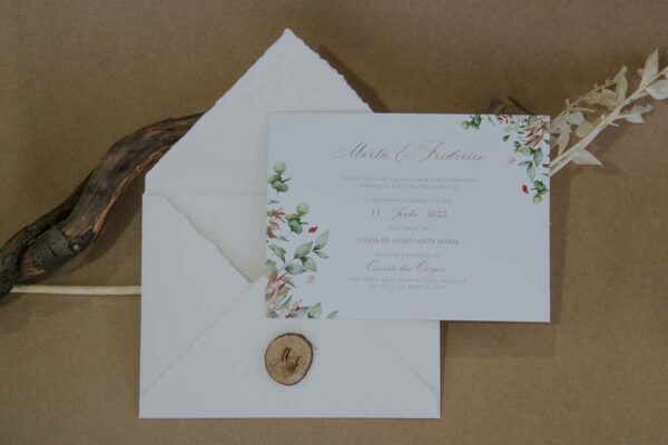 Convite de casamento rústico Hartline contém envelope branco texturado, rodela de madeira personalizada e cartão branco com boa gramagem