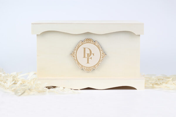 Caixa de envelopes casamento em madeira e personalização do monograma