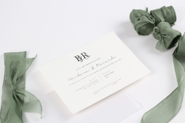 Convite de casamento simples Lacey composto por fita com nó, papel translúcido como capa e cartão convite em papel com textura