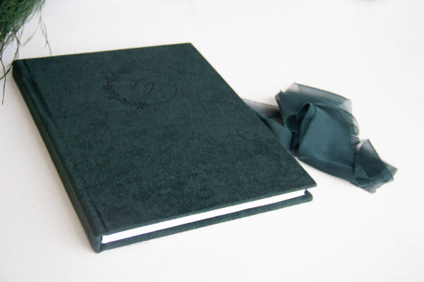 Livro de honra casamento camurça com gravação na capa e fecho com fita de tecido
