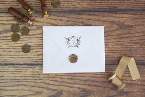 Convite de Casamento Elegante Solano com envelope tradicional e fecho com lacre de cera.