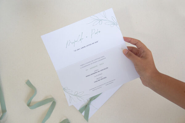 Convite simples para casamento, tons de verde oliveira na fita que fecha o convite.