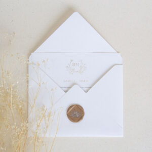 Convite casamento clássico moderno com envelope tradicional branco, letras douradas e lacre de cera.